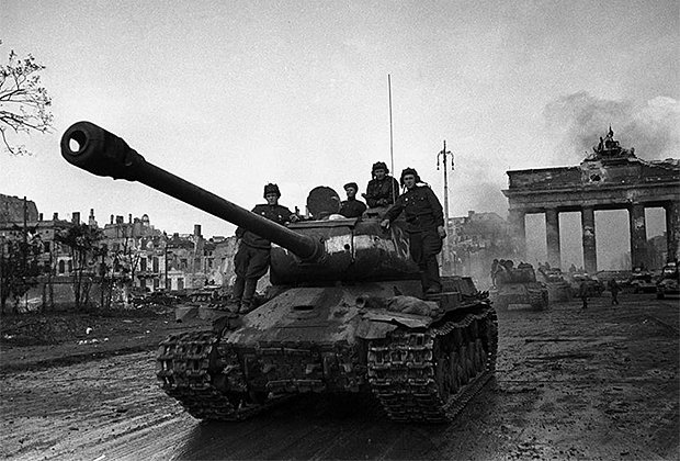 Советские танки перед Бранденбургскими воротами в Берлине
