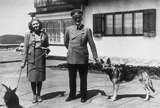 Ева Браун и Адольф Гитлер со своими собаками в Берхтесгадене