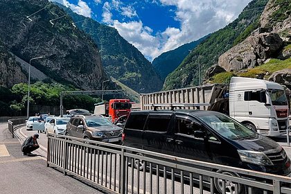 Грузия временно закрыла въезд легковым автомобилям из России