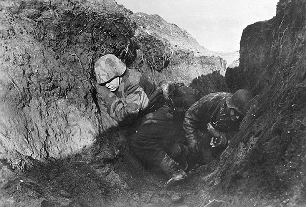 Немецкие солдаты в траншее перед атакой советской артиллерии