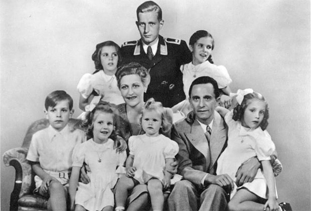 1 января 1944 года. Йозеф Геббельс с женой Магдой и шестерыми детьми. Стоящий сзади пасынок Геббельса Харальд Квандт -- единственный член семьи, который пережил 1945 год, его фото вставлено с помощью ретуши. Фото: Public Domain / Wikimedia