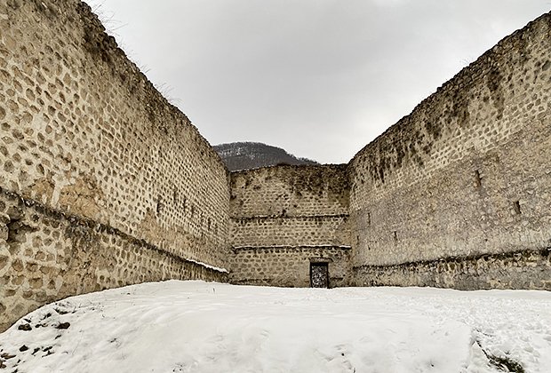 Внутри Хучнинской крепости