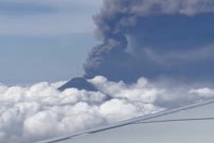 Пассажир самолета снял извержение вулкана на видео из иллюминатора