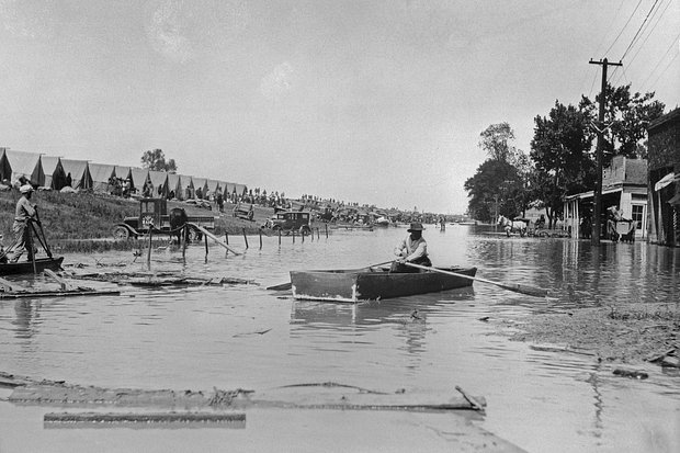 Улицы во время наводнения на Миссисипи, 27 апреля 1927 года. Фото: Bettmann / Getty Images