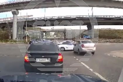 ДТП с перевернувшейся полицейской машиной в Москве попало на видео
