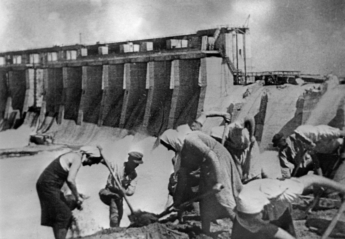 Восстановление разрушенной плотины ДнепроГЭСа. 1944 год.
