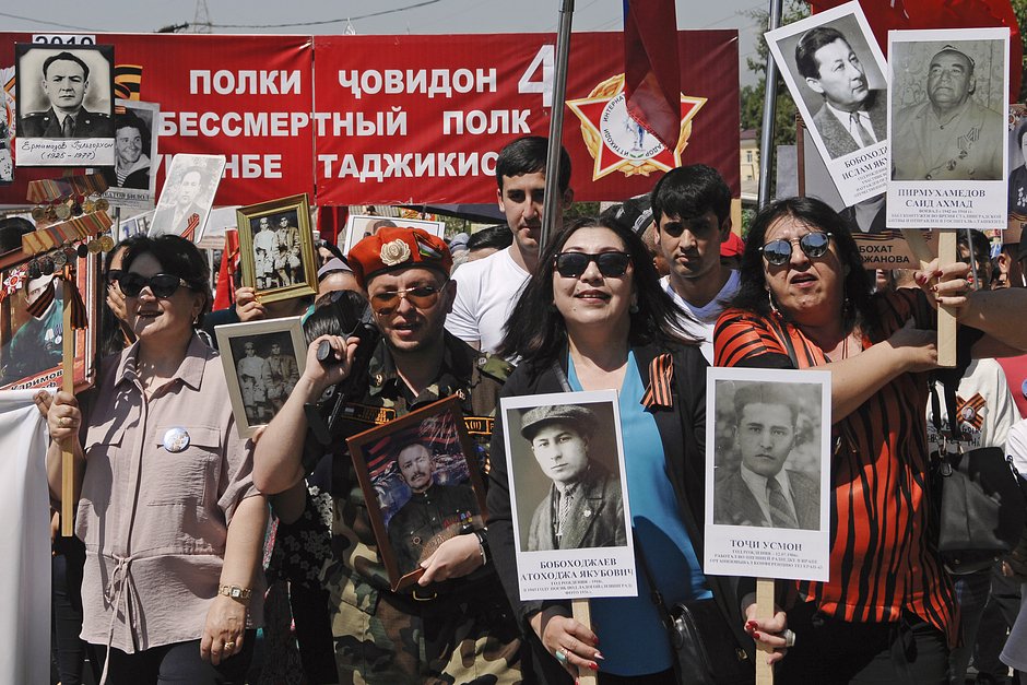 Участники акции памяти «Бессмертный полк» в День Победы в Душанбе, Таджикистан, 9 мая 2019 года