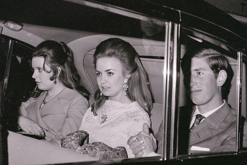 Лусия Санта Крус (в центре) с принцем Чарльзом и подругой