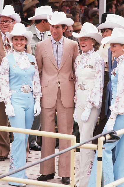 Принц Чарльз в окружении канадских красавиц. 1977 год