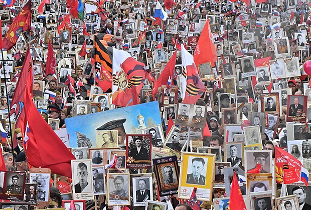 Участники шествия «Бессмертный полк» в Москве
