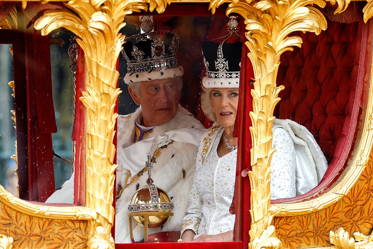 Король Карл III и его супруга Камилла в карете после коронации