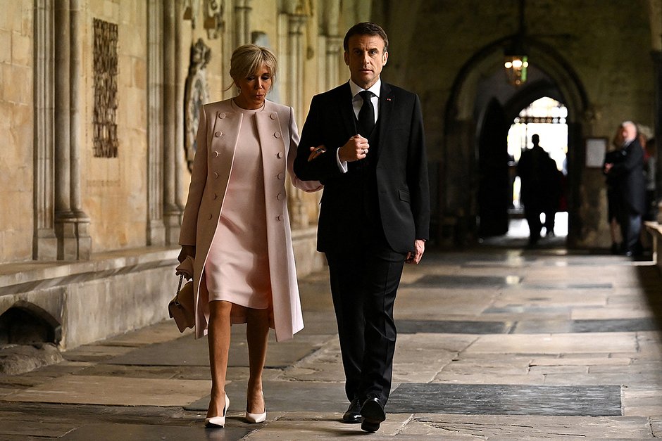 Гости коронации — президент Франции Эммануэль Макрон и его супруга