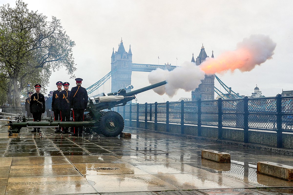 Оружейный салют в честь коронации на Тауэрском мосту в Лондоне
