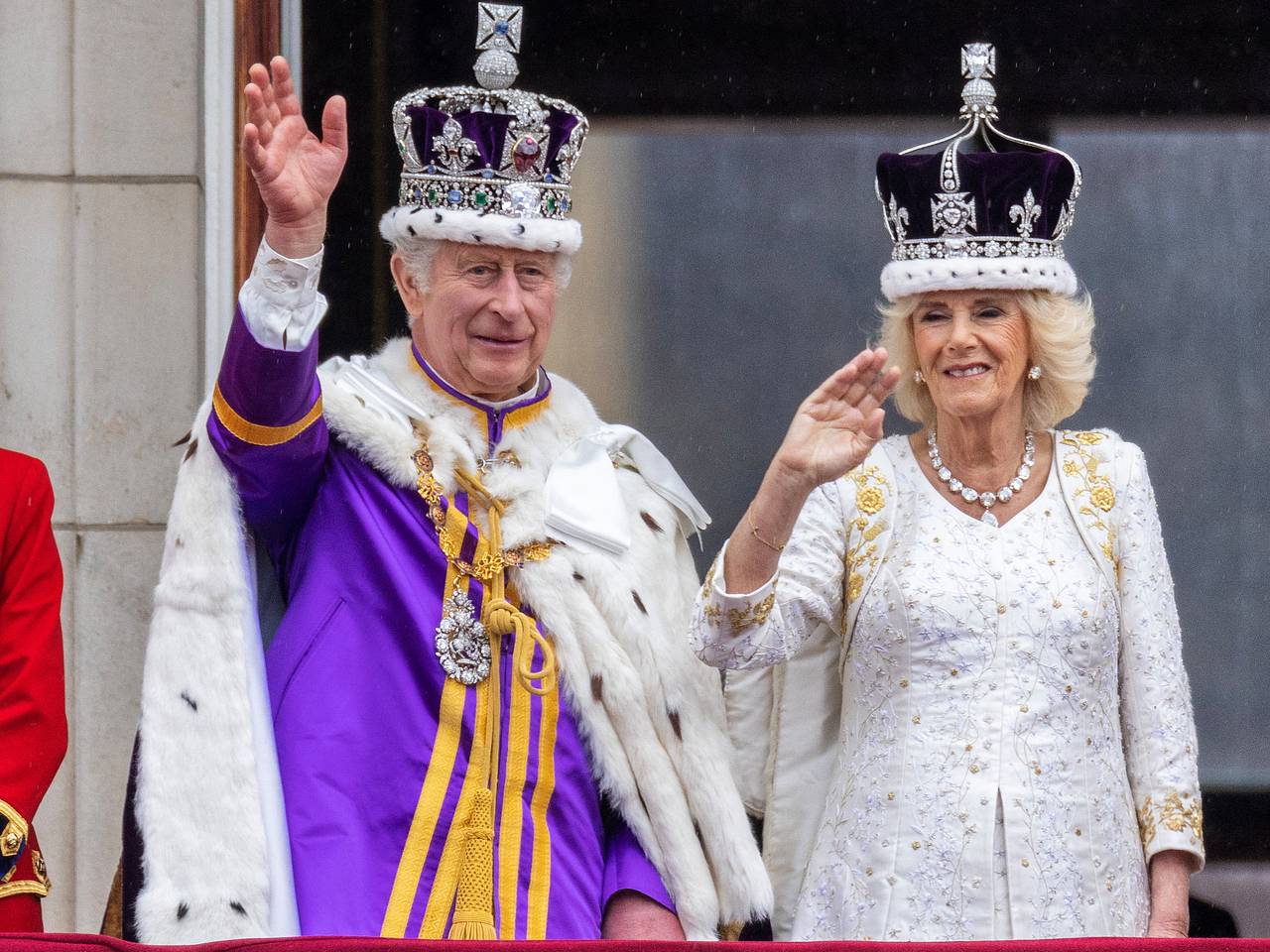 Принц Уильям признался, что королю Чарльзу III тяжело было носить роскошную корону (фото)