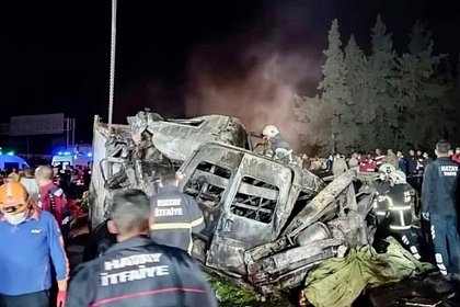 В Турции грузовик снес стоявшие в очереди на заправку автомобили