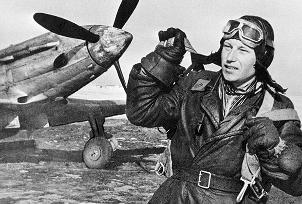 Трижды Герой Советского Союза Александр Покрышкин у боевого самолета