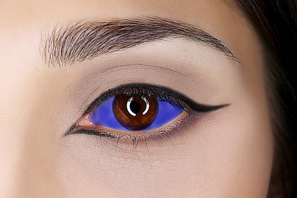 Девушка выкрасила белки глаз фиолетовым ради борьбы с детскими травмами
