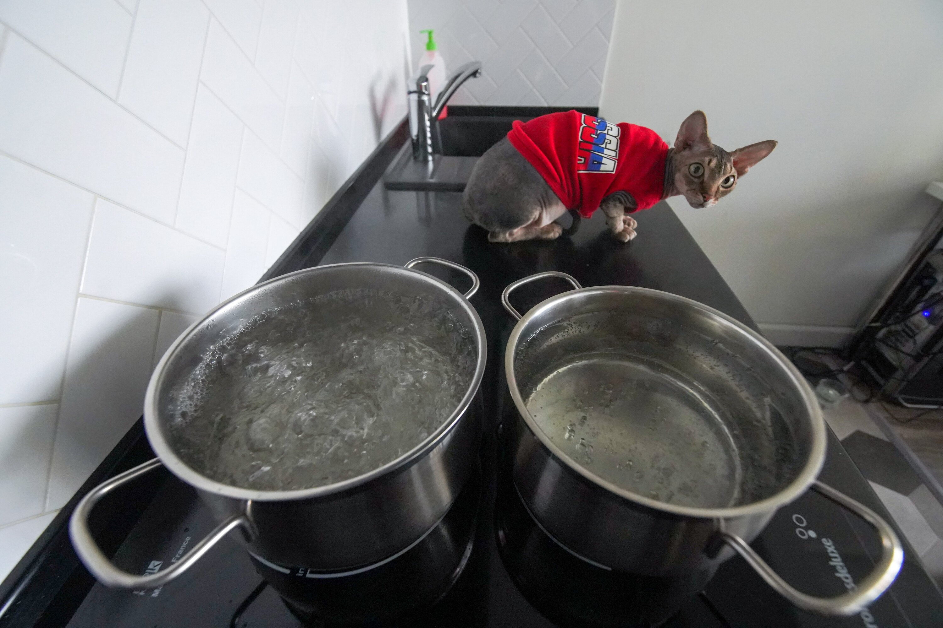 Почему в Москве отключают горячую воду?