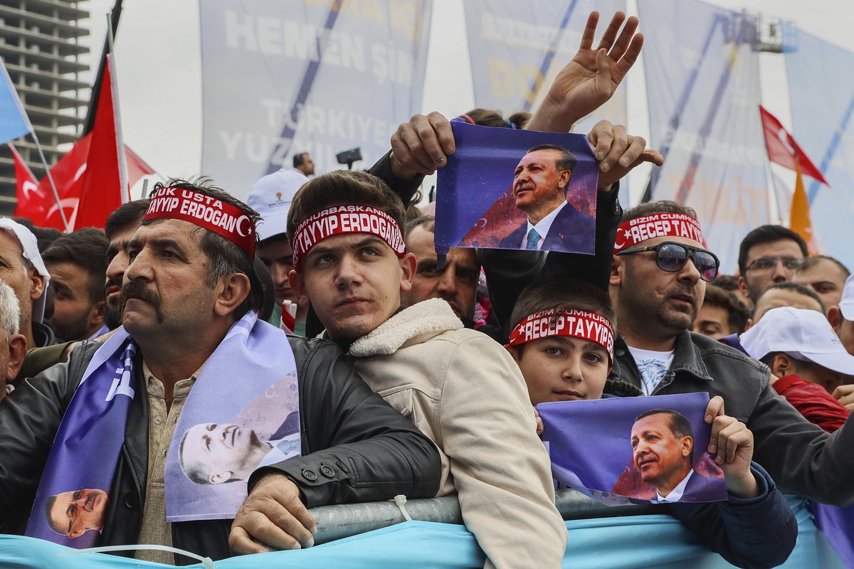 Люди слушают речь президента Турции Реджепа Тайипа Эрдогана во время предвыборного митинга в Анкаре, 30 апреля 2023 года