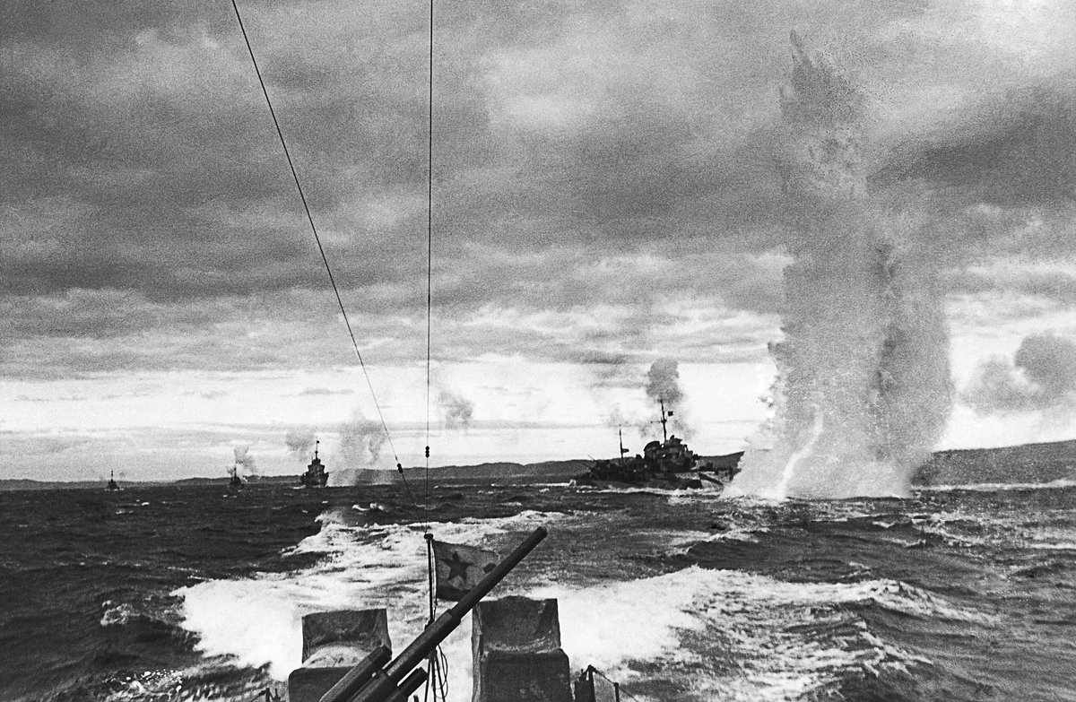 Корабли Северного флота, конвоирующие транспорт союзников, во время налета немецких самолетов в ходе Великой Отечественной войны