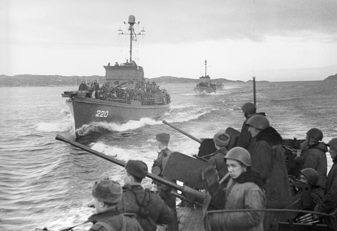 Корабли Северного флота с десантом по пути к Петсамо