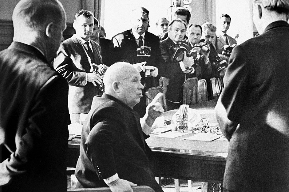 Хрущев общается с журналистами в своем кабинете в Кремле 