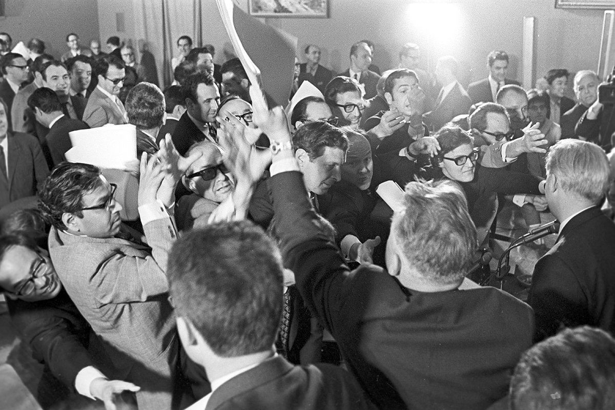 Иностранные журналисты получают пресс-бюллетень с речью Брежнева