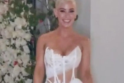 Модель обругали в сети из-за откровенного платья на собственной свадьбе