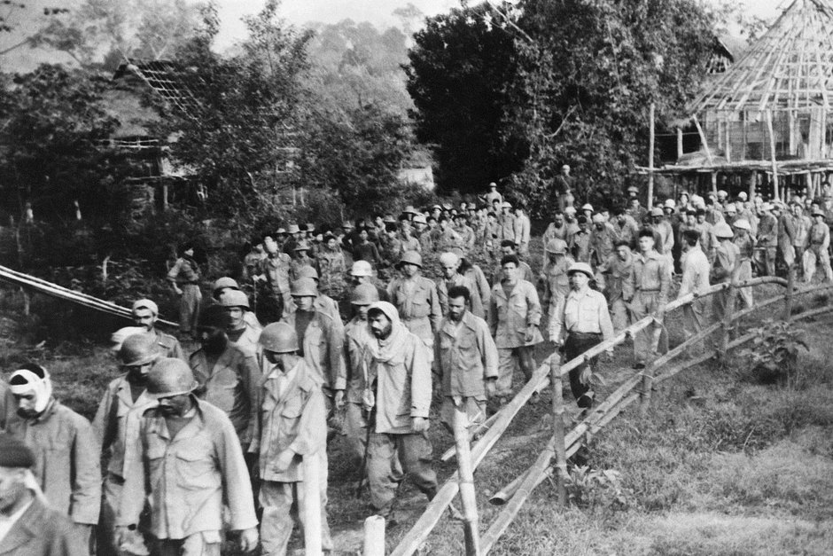 Французские и вьетнамские военнопленные маршируют с полей сражений при Дьенбьенфу, которые ознаменовали падение Французского Индокитая, 28 июля 1954 года