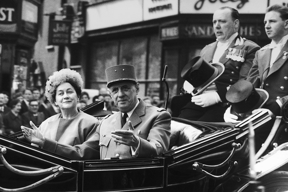 Президент Франции Шарль де Голль с женой Ивонн де Голль во время визита в Великобританию проезжают по Флит-стрит по пути в Ратушу в лондонском Сити, 6 апреля 1960 года