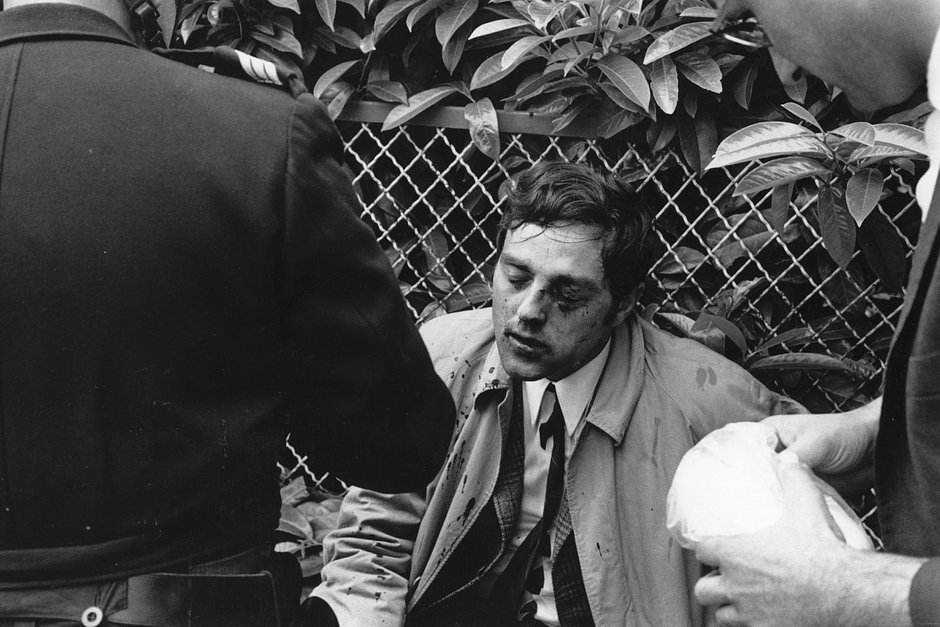 Раненый мужчина во время беспорядков в Париже, май 1968 года