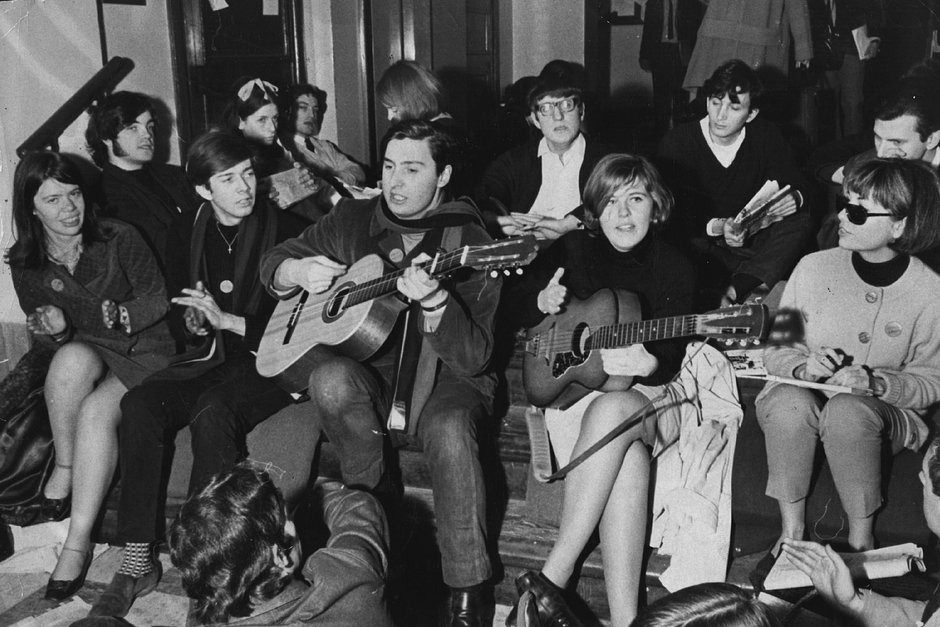 Протестующие студенты с гитарами в главном зале Лондонской школы экономики, 16 марта 1967 года