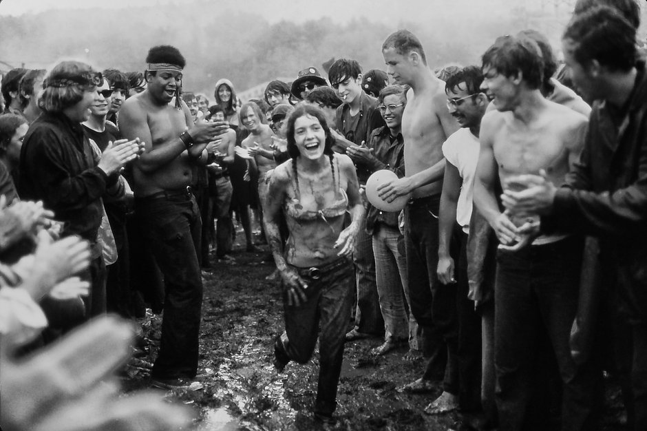 Молодежь на музыкальном фестивале Вудсток, Нью-Йорк, США, 17 августа 1969 года