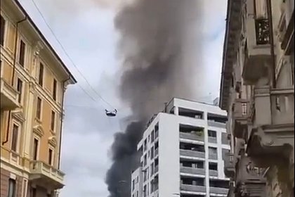 Пожар из-за взрыва в центре Милана попал на видео