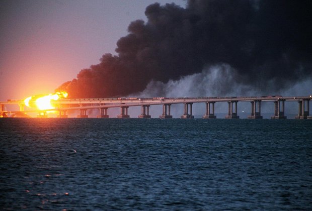 Последствия теракта на Крымском мосту 8 октября 2022 года. Фото: Вероника Котькова / Коммерсантъ