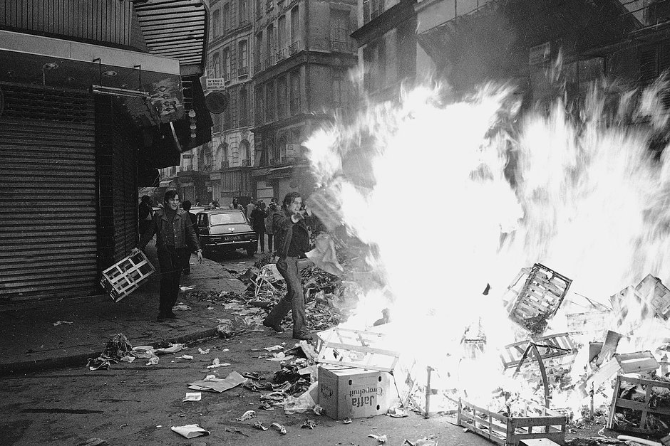 Молодежь разжигает пожар во время протестов в Париже, 23 мая 1968 года