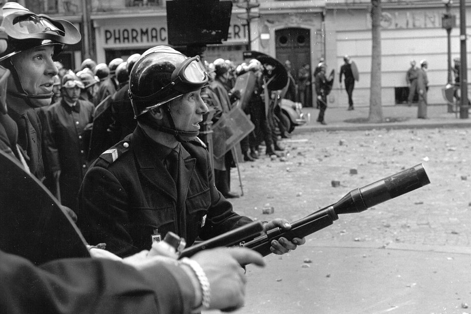 Полицейские во время студенческих беспорядков в Париже готовятся применить гранаты со слезоточивым газом, 14 мая 1968 года
