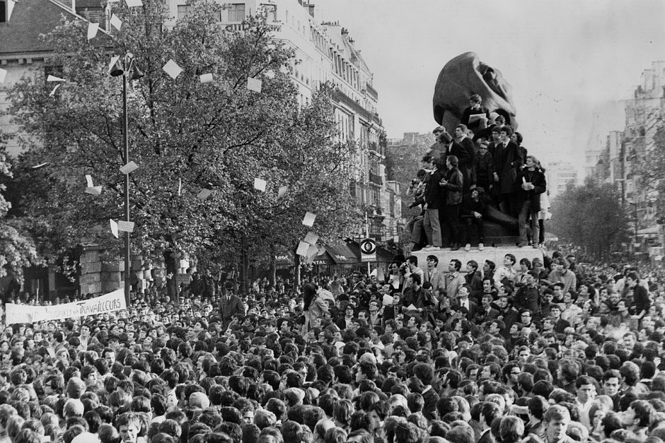 Студенты на площади Данфер-Рошро в Париже перед началом демонстрации, 8 мая 1968 года