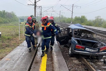 Два человека погибли при столкновении поезда с легковушкой в российском регионе