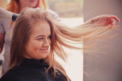 Россиянкам назвали приводящее к облысению действие при укладке волос