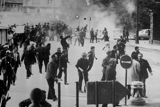 Французские студенты бросают камни в полицейских во время беспорядков в Париже, май 1968 года. Фото: Bettmann / Getty Images