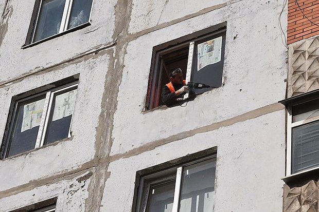 Основное внимание уделяется ремонту многоэтажных домов в Мариуполе. В частном секторе работают добровольцы