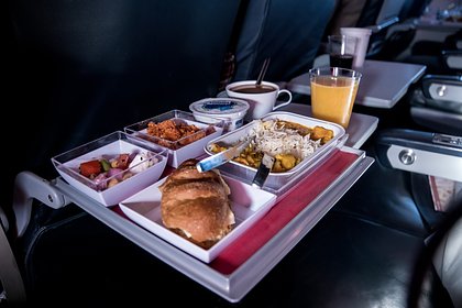 Пассажиру азиатской авиакомпании подали в самолете еду с осколками
