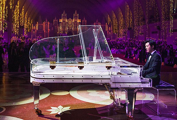 Китайский пианист, лауреат Конкурса пианистов имени Шопена, Ли Юньди выступает на свадьбе Анджелабейби и Хуан Сяомина