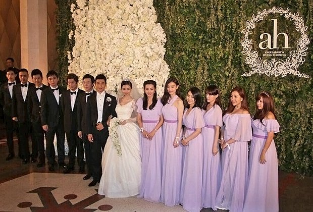Анджелабейби и Хуан Сяомин с гостями на своей свадьбе, октябрь 2015 года