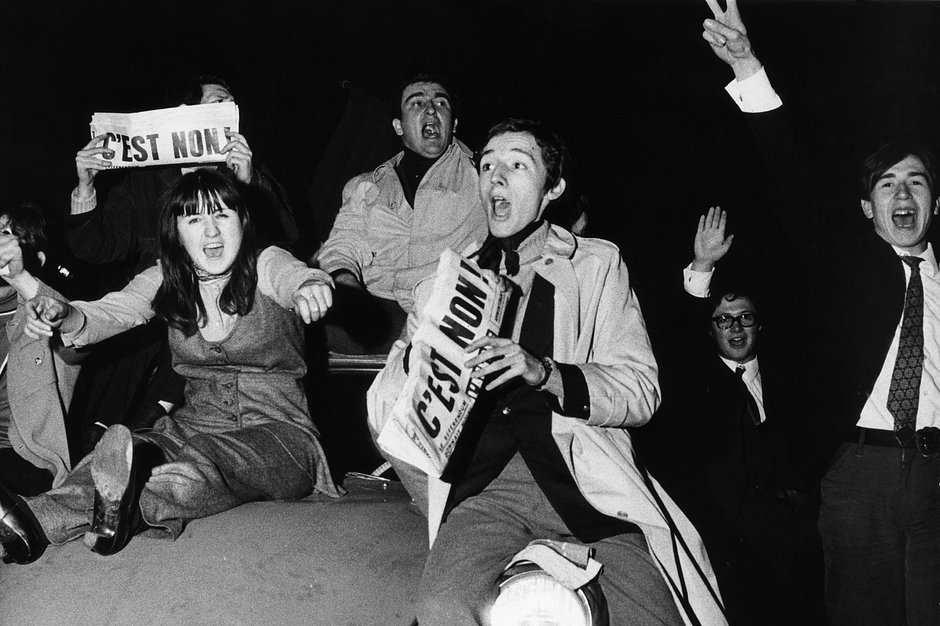 Люди в Париже празднуют известие об отставке президента Шарля де Голля, 29 апреля 1969 года