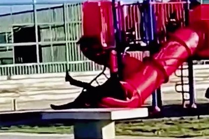 Президент Чили скатился с детской горки, застрял в трубе и попал на видео