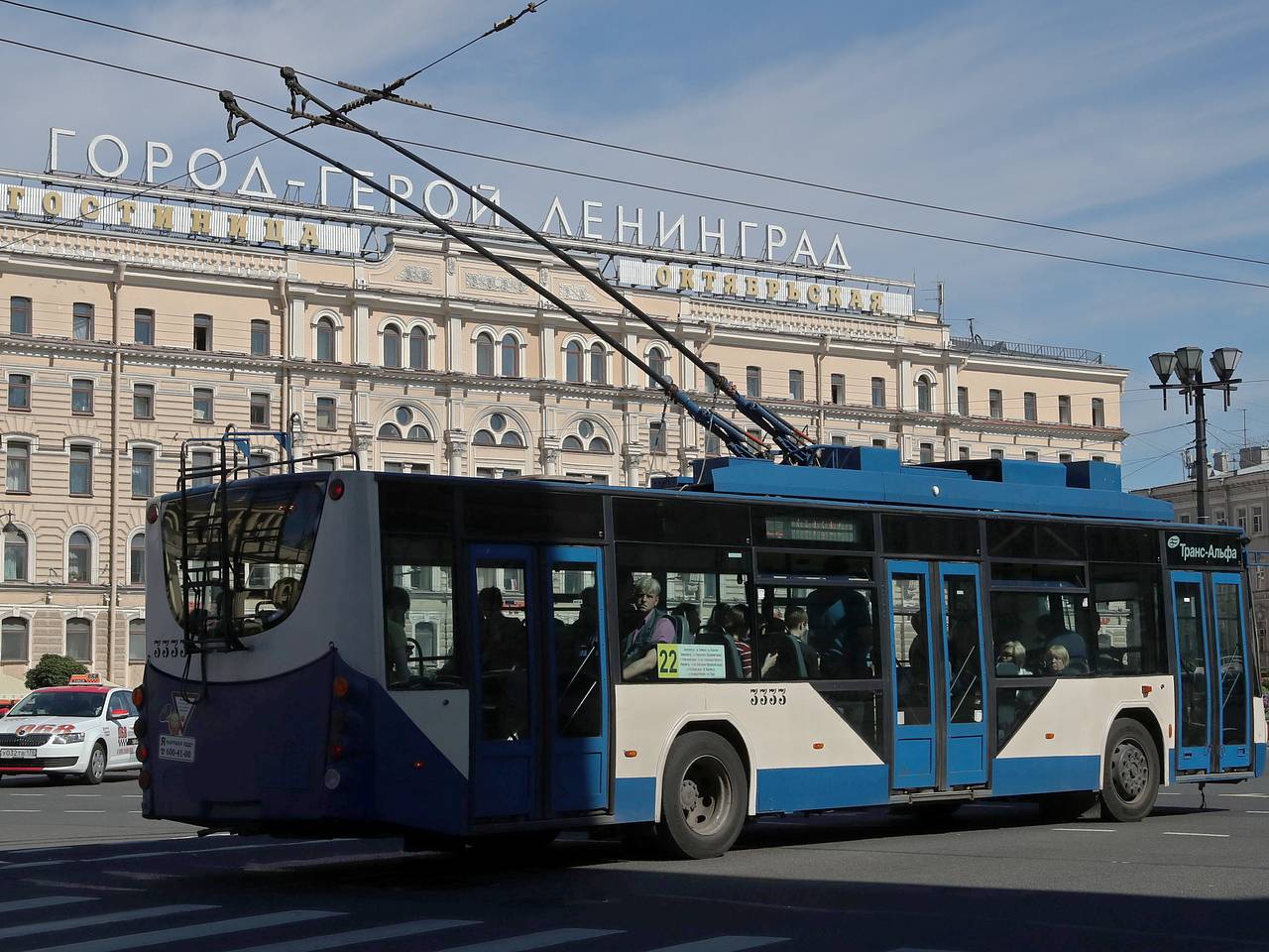 Петербуржец напал на женщину в троллейбусе и пришел добивать ее в больницу:  Общество: Россия: Lenta.ru