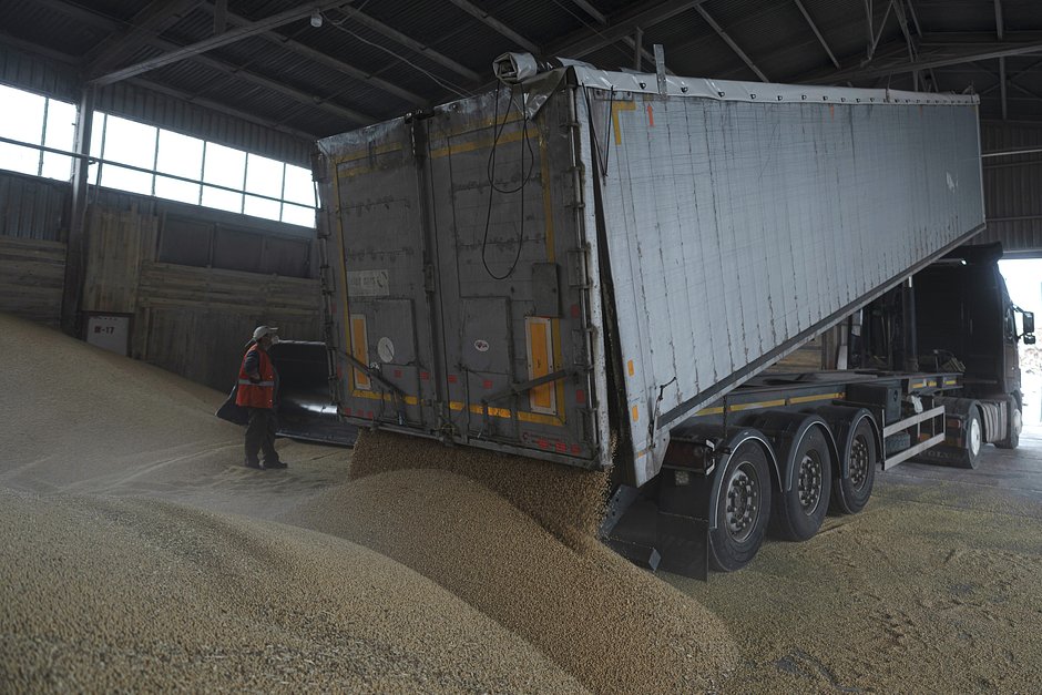 Грузовик разгружает зерно в зерновом порту в Измаиле, 26 апреля 2023 года