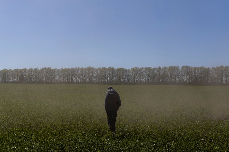 Аграрий проверяет результаты посева зерновых возле села Кищенцы в Черкасской области, 1 мая 2023 года